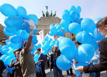 Varios berlineses sueltan globos con el lema  Europa  en la puerta de Brandeburgo.