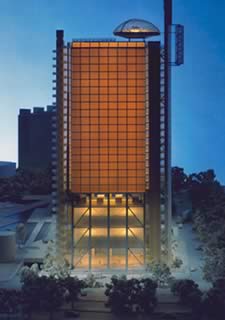 La nueva ola 'high-tech' en los hoteles incluye pantallas de cristal líquido   para ver las noticias desde la ducha, cristales fotograduables, equipo de música de alta fidelidad, Internet de banda ancha y teléfono digital sin cable. En la imagen, una recreación del futuro hotel Hesperia en L' Hospitalet de Llobregat, Barcelona.