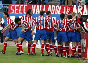 Los jugadores rojiblancos celebran su segundo tanto, el anotado por  Torres. 