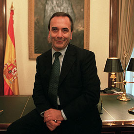 El ministro del Interior posa en el despacho.