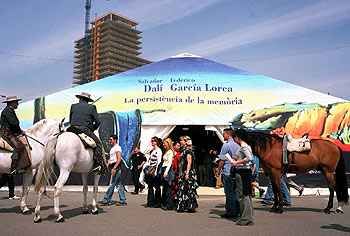 Caseta dedicada a Dalí y a García Lorca en la Feria de Abril de Barcelona.