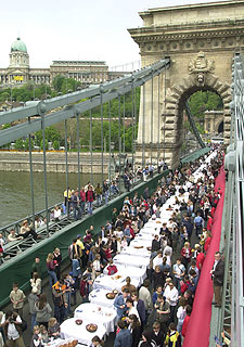 Comida  en un puente sobre el Danubio en Budapest  para celebrar el ingreso.