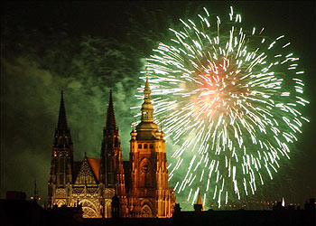 Los fuegos artificiales iluminan en la madrugada del viernes al sábado el cielo de Praga.