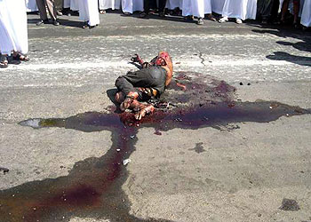 El cadáver de uno de los atacantes de la planta petrolera saudí yace en el suelo en Yanbu.