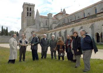 Víctor García de la Concha (cuarto empezando por la izquierda), con varios miembros de la comisión interacadémica, en el monasterio de Las Huelgas, de Burgos.