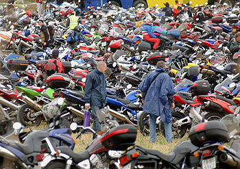 Aspecto de uno de los aparcamientos del circuito de Jerez bajo la lluvia.