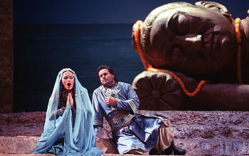 Ainhoa Arteta y José Bros, en el ensayo general de  Los pescadores de perlas. 