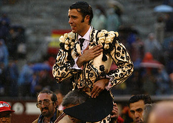 Uceda Leal sale a hombros por la puerta grande de Las Ventas.
