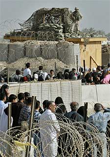 Iraquíes se congregan a las afueras de la prisión de Abu Gharib.