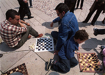 Varios ajedrecistas de todas las edades juegan en tableros improvisados durante la concentración de ayer en  la plaza Moyúa.