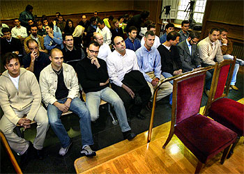 Los 'mossos' juzgados por pegar a un hombre dicen que ni le vieron