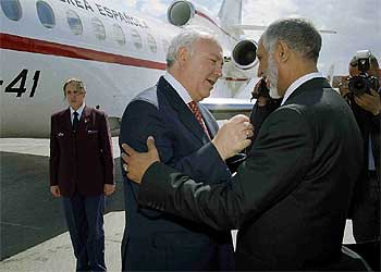 Moratinos, junto a su homólogo argelino, Abdelaziz Beljadem (derecha), a su llegada a Argel.