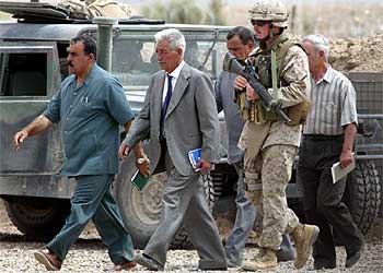 El general Saleh (izquierda) y el general Latif (centro), de paisano, el jueves en una base norteamericana en Faluya.