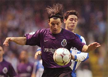 Nuno Valente protege el balón ante Víctor.