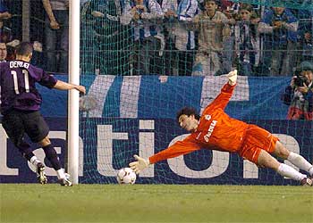Molina se lanza pero no llega al balón en el penalti lanzado por Derlei.