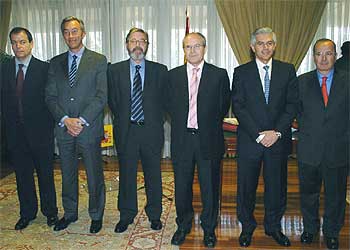 El ministro de Industria, José Montilla (centro), en la toma de posesión de su nuevo equipo