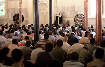 Fieles musulmanes, durante la oración del viernes en la mezquita del Centro Cultural Islámico de Madrid.