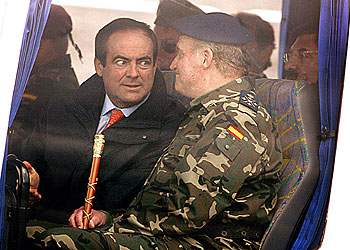 El rey Juan Carlos conversa con el ministro de Defensa, José Bono, durante su visita a Araca (Vitoria).