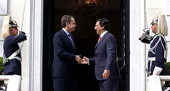 El presidente del Gobierno de Portugal, José Manuel Durão Barroso, saluda a José Luis Rodríguez Zapatero a su llegada al palacio de São Bento.