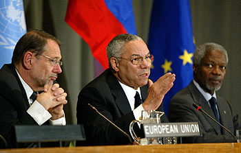 De izquierda a derecha, Javier Solana, Colin Powell y Kofi Annan, en la sede de la ONU en Nueva York.