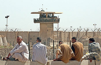 Un grupo de iraquíes, frente a la prisión de Abu Ghraib, a las afueras de Bagdad.