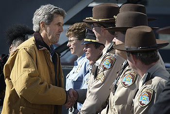 El candidato demócrata a la Casa Blanca, John Kerry, en una visita a la policía estatal de Minnesota.