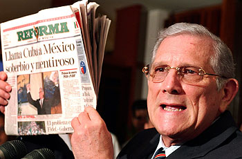 El embajador de Cuba en México, Jorge Bolaños, muestra el diario mexicano  Reforma  a su llegada a La Habana.