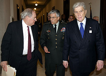 El vicejefe de Estado Mayor del Ejército de EE UU, general George Casey, abandona el Congreso tras su comparecencia.