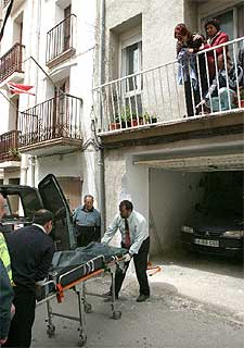 Retirada de uno de los cadáveres en Mas de Barberans.