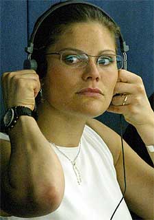 Victoria, muy atenta