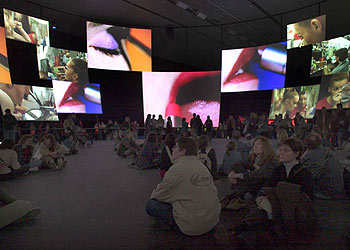 Visitantes de la exposición 'Voces', en el Fórum 2004.