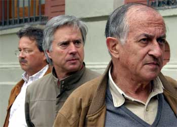 Andrés Sanchez Robayna, André Velter y Juan Goytisolo (de izquierda a derecha), en Sevilla. rnrn PABLO JULIÁ