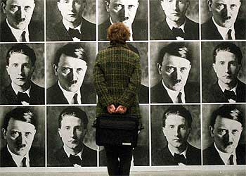  Zugzwang  (1995), de Rudolf Herz, con retratos de Hitler y Duchamp.