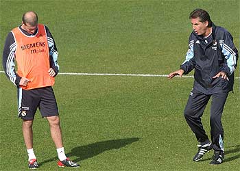 Zidane (izquierda) y Queiroz, durante un entrenamiento con el Madrid.