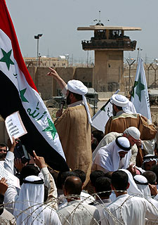 Familiares de presos se manifiestan ante la cárcel de Abu Ghraib.