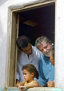 Lula habla con vecinos de Itinga, Estado de Minas Gerais, en enero de 2003.
