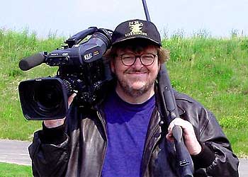 Michael Moore, en una escena de  Bowling for Columbine,  filme que le reportó un  oscar. 