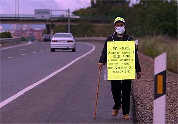 Montserrat Antolín, ayer en la autovía camino de Madrid.