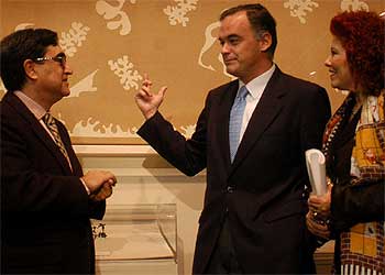 Kosme de Barañano, a la izquierda, con González Pons y Consuelo Ciscar.