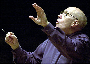 El violonchelista y director de orquesta ruso Mstislav Rostropóvich.