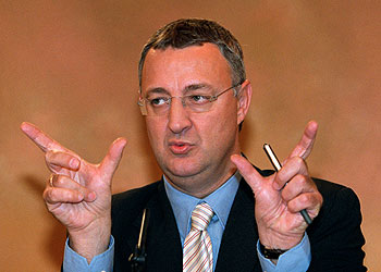 Jesús Caldera, ayer en la rueda de prensa posterior al Consejo de Ministros.rnrn 	MANUEL ESCALERA