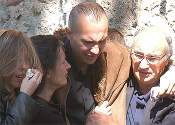 El marido detenido, Josep Lluis A. R., en el centro de la imagen, en el entierro de su espsoa y de su suegra.  M. PERALES