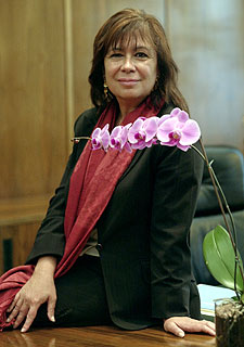 Cristina Narbona, ministra de Medio Ambiente, en su despacho. rnrn LUIS MAGÁN