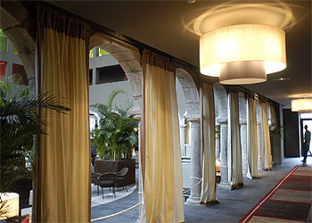 Parador de la Seu d'Urgell, en Lleida, con interiorismo de Jaime Beriestain. Las lámparas fueron diseñadas en su estudio.