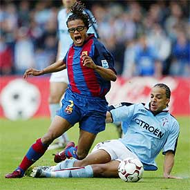 Luccin entra en falta a Davids.