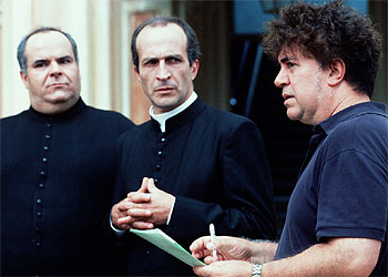 Pedro Almodóvar con los actores de  La mala educación,  una película sobre abusos a menores.