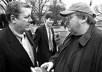 Michael Moore (derecha), con el congresista John Tanner, durante el rodaje de  Fahrenheit 911. 