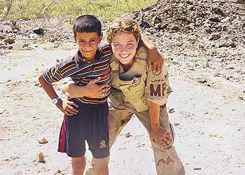 La soldado Sabrina D. Harman posa junto a un niño iraquí en la localidad de Hilla, al sur de Bagdad.