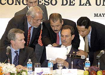 Los ministros de Gobernación, Santiago Creel (izquierda) y de Exteriores, Luis Ernesto Dérbez, el viernes en México.