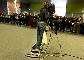 Una cámara de televisión graba uno de los diálogos del Fórum.